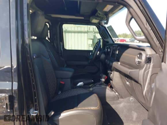 2021 Jeep Wrangler Unlimited Sahara with VIN 1C4JJXP68MW863992, listed as a IAAI auction lot 40618902 with 30,112 mi miles and . Bid and sale history available at DreamBid. Image 5.