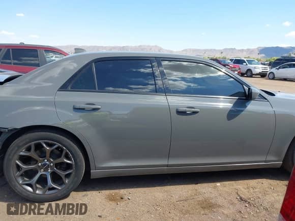 2018 Chrysler 300 S с VIN 2C3CCABG0JH211379, выставлен на аукционе IAAI как лот 42422706 с пробегом 116 894 миль миль и . История ставок и продаж доступна на DreamBid. Изображение 14.