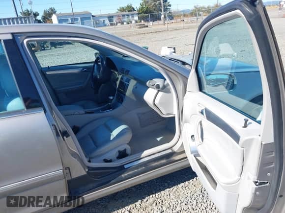 2005 Mercedes-Benz C 230 Kompressor z VIN WDBRF40J15A679931, wystawiony jako IAAI lot #43220115 z przebiegiem 151 395 mil mil oraz . Historia ofert i sprzedaży dostępna na DreamBid. Obrazek 5.