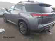 2022 Nissan Pathfinder SV z VIN 5N1DR3BA5NC258921, wystawiony jako IAAI lot #43005756 z przebiegiem 42 585 mil mil oraz . Historia ofert i sprzedaży dostępna na DreamBid. Obrazek 3.