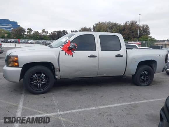 2011 Chevrolet Silverado 1500 LS z VIN 3GCPKREA4BG390355, wystawiony jako IAAI lot #42206957 z przebiegiem 153 766 mil mil oraz . Historia ofert i sprzedaży dostępna na DreamBid. Obrazek 14.