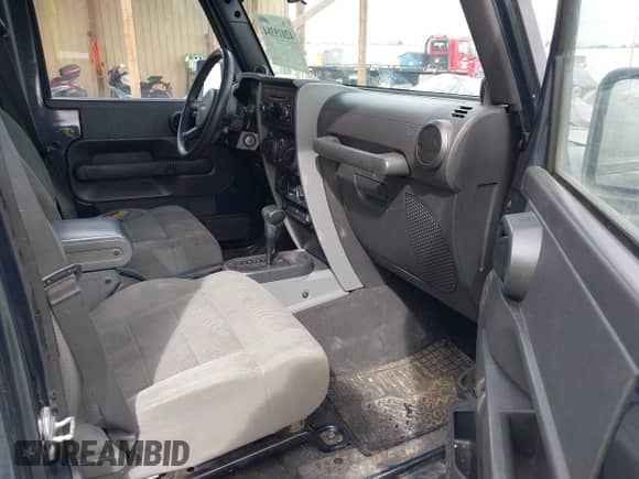 2007 Jeep Wrangler Unlimited Sahara z VIN 1J4GA59107L120503, wystawiony jako IAAI lot #42019384 z przebiegiem 230 965 mil mil oraz . Historia ofert i sprzedaży dostępna na DreamBid. Obrazek 5.