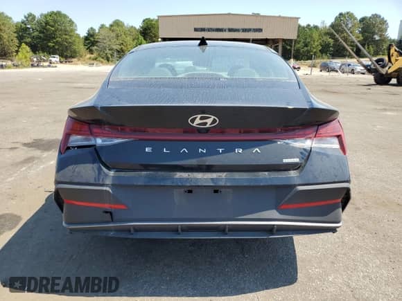 2024 Hyundai Elantra Blue z VIN KMHLM4DJ1RU104235, wystawiony jako Copart lot #80602775 z przebiegiem 10 526 mil mil oraz Szkoda całkowita • Salvage title. Historia ofert i sprzedaży dostępna na DreamBid. Obrazek 6.