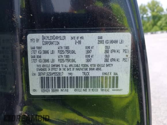 1999 Dodge 1500 z VIN 3B7HF16Z6XM552817, wystawiony jako IAAI lot #42341256 z przebiegiem 271 727 mil mil oraz . Historia ofert i sprzedaży dostępna na DreamBid. Obrazek 9.