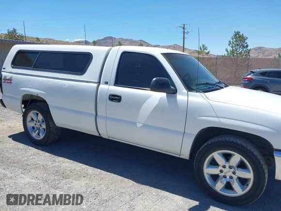 2000 GMC Sierra 1500 z VIN 1GTEK14W9YE137750, wystawiony jako IAAI lot #42626781 z przebiegiem 278 341 mil mil oraz . Historia ofert i sprzedaży dostępna na DreamBid. Obrazek 13.