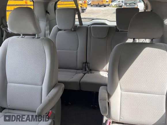 2017 Kia Sedona L z VIN KNDMA5C14H6284063, wystawiony jako Copart lot #81251425 z przebiegiem 200 393 mil mil oraz Czysty tytuł • Clean title. Historia ofert i sprzedaży dostępna na DreamBid. Obrazek 11.