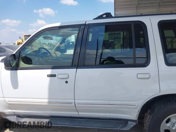 2000 Ford Explorer XLT z VIN 1FMZU63E9YZB78272, wystawiony jako IAAI lot #43228286 z przebiegiem 100 687 mil mil oraz . Historia ofert i sprzedaży dostępna na DreamBid. Obrazek 15.