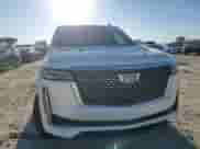 2021 Cadillac Escalade ESV z VIN 1GYS3KKT4MR402456, wystawiony jako Copart lot #77508733 z przebiegiem 54 436 mil mil oraz . Historia ofert i sprzedaży dostępna na DreamBid. Obrazek 11.