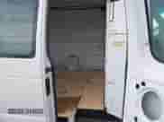 2002 Ford Econoline Cargo z VIN 1FTNE24L92HB25610, wystawiony jako IAAI lot #43459276 z przebiegiem 37 961 mil mil oraz . Historia ofert i sprzedaży dostępna na DreamBid. Obrazek 8.