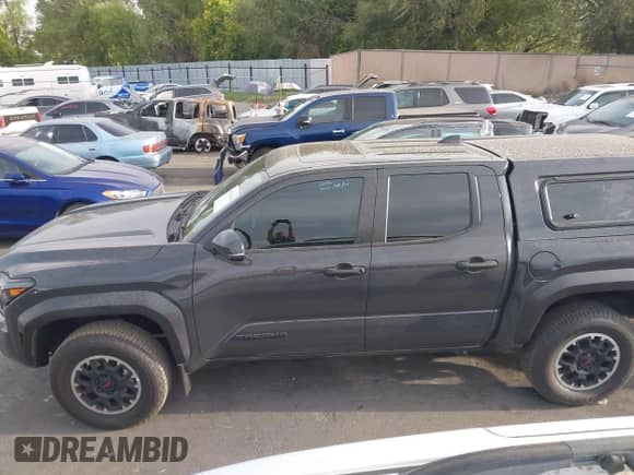 2024 Toyota Tacoma TRD Off Road с VIN 3TMLB5JN8RM009103, выставлен на аукционе IAAI как лот 43210758 с пробегом 14 193 миль миль и . История ставок и продаж доступна на DreamBid. Изображение 15.