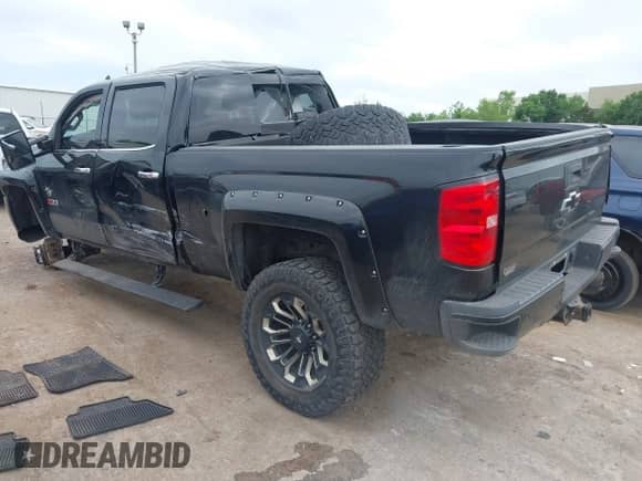 2018 Chevrolet Silverado 2500HD LTZ z VIN 1GC1KWEY1JF196965, wystawiony jako IAAI lot #42261887 z przebiegiem 46 460 mil mil oraz . Historia ofert i sprzedaży dostępna na DreamBid. Obrazek 3.