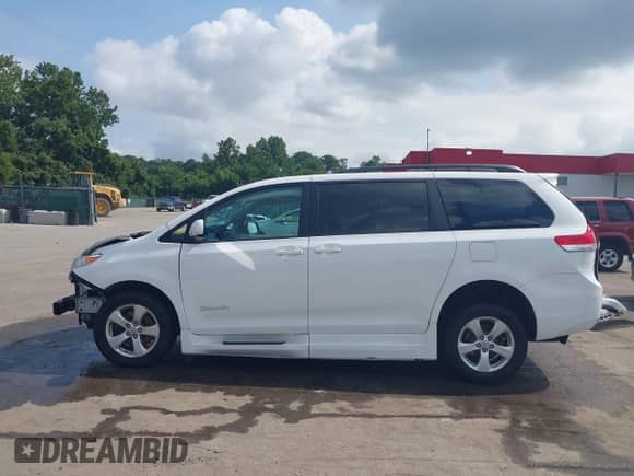 2013 Toyota Sienna LE AAS с VIN 5TDKK3DC2DS363105, выставлен на аукционе IAAI как лот 42727775 с пробегом 86 803 миль миль и . История ставок и продаж доступна на DreamBid. Изображение 15.