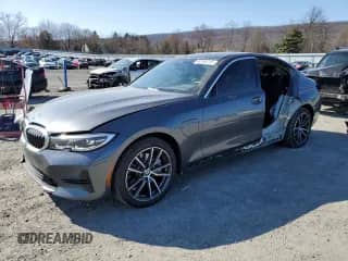 2021 BMW 3 Series 330e xDrive z VIN 3MW5P9J05M8B82131, wystawiony jako Copart lot #45140713 z przebiegiem 13 926 mil mil oraz . Historia ofert i sprzedaży dostępna na DreamBid. Obrazek 1.