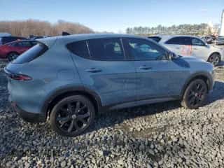 2024 Dodge Hornet R/T z VIN ZACPDFCW3R3A13488, wystawiony jako Copart lot #83318464 z przebiegiem 3 689 mil mil oraz Szkoda całkowita • Salvage title. Historia ofert i sprzedaży dostępna na DreamBid. Obrazek 3.