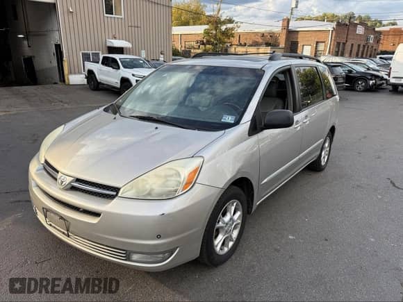 2005 Toyota Sienna XLE z VIN 5TDBA22C35S047679, wystawiony jako IAAI lot #43417118 z przebiegiem 250 675 mil mil oraz . Historia ofert i sprzedaży dostępna na DreamBid. Obrazek 2.
