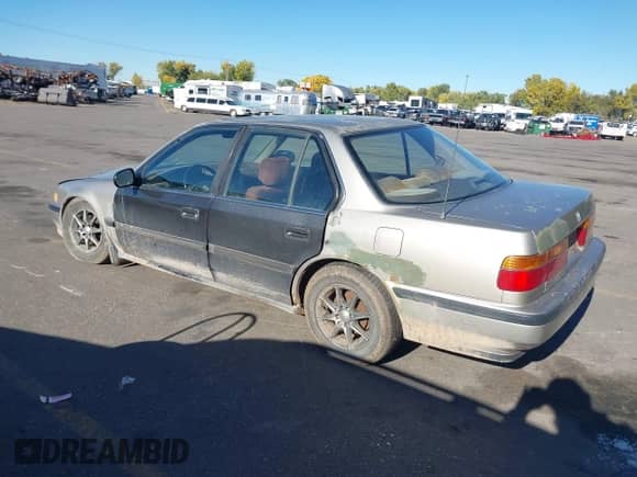 1991 Honda Accord EX z VIN JHMCB756XMC801180, wystawiony jako IAAI lot #43504248 z przebiegiem 268 067 mil mil oraz . Historia ofert i sprzedaży dostępna na DreamBid. Obrazek 3.