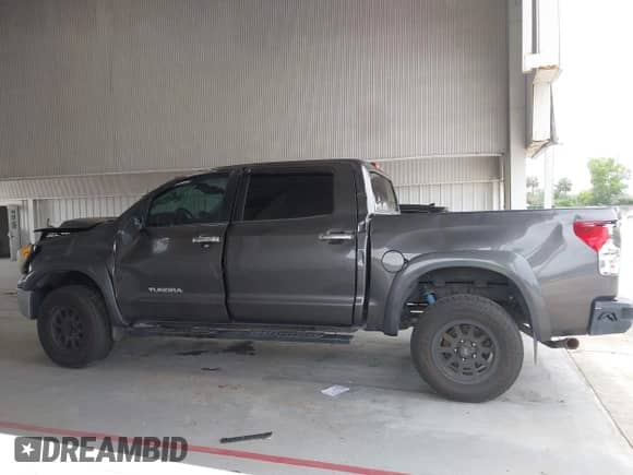 2013 Toyota Tundra Limited с VIN 5TFHW5F18DX271206, выставлен на аукционе IAAI как лот 42362300 с пробегом 266 453 миль миль и . История ставок и продаж доступна на DreamBid. Изображение 15.