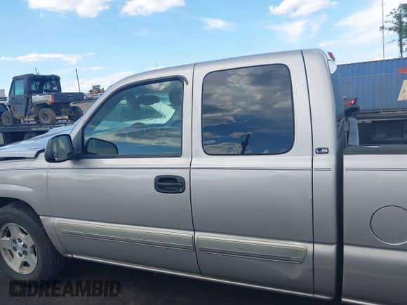 2005 Chevrolet Silverado 1500 LS z VIN 2GCEC19V751152385, wystawiony jako IAAI lot #43360918 z przebiegiem 158 152 mil mil oraz . Historia ofert i sprzedaży dostępna na DreamBid. Obrazek 15.