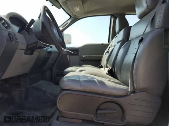 2006 Ford F-150 STX z VIN 1FTRX12W66KD23458, wystawiony jako Copart lot #85580675 z przebiegiem 131 186 mil mil oraz Czysty tytuł • Clean title. Historia ofert i sprzedaży dostępna na DreamBid. Obrazek 7.