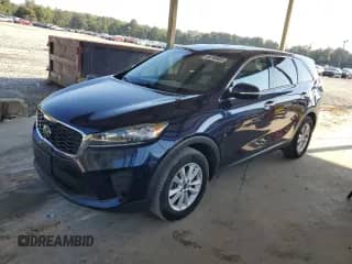 2020 Kia Sorento LX z VIN 5XYPG4A54LG611868, wystawiony jako Copart lot #80748405 z przebiegiem 153 374 mil mil oraz Czysty tytuł • Clean title. Historia ofert i sprzedaży dostępna na DreamBid. Obrazek 1.