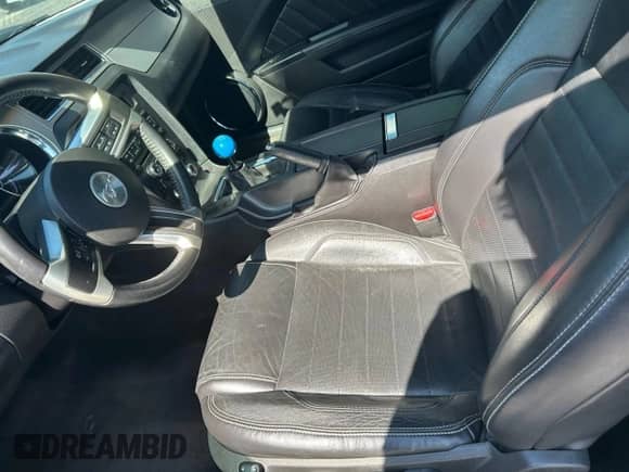 2014 Ford Mustang GT z VIN 1ZVBP8CF7E5277822, wystawiony jako Copart lot #90128545 z przebiegiem 114 151 mil mil oraz Czysty tytuł • Clean title. Historia ofert i sprzedaży dostępna na DreamBid. Obrazek 14.