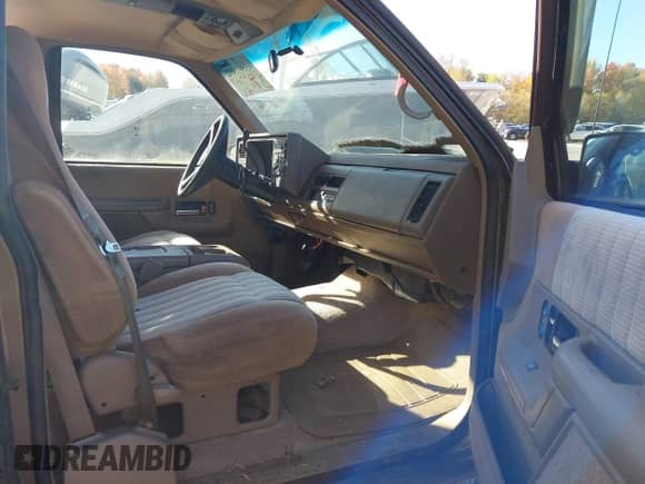 1994 Chevrolet Suburban with VIN 1GNEC16K3RJ385287, listed as a IAAI auction lot 43567992 with 120,579 mi miles and . Bid and sale history available at DreamBid. Image 5.