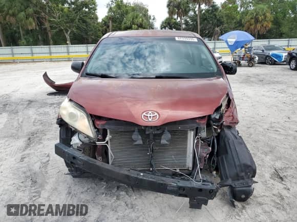 2016 Toyota Sienna L z VIN 5TDZK3DC2GS730068, wystawiony jako Copart lot #62339335 z przebiegiem 127 908 mil mil oraz Szkoda całkowita • Salvage title. Historia ofert i sprzedaży dostępna na DreamBid. Obrazek 5.