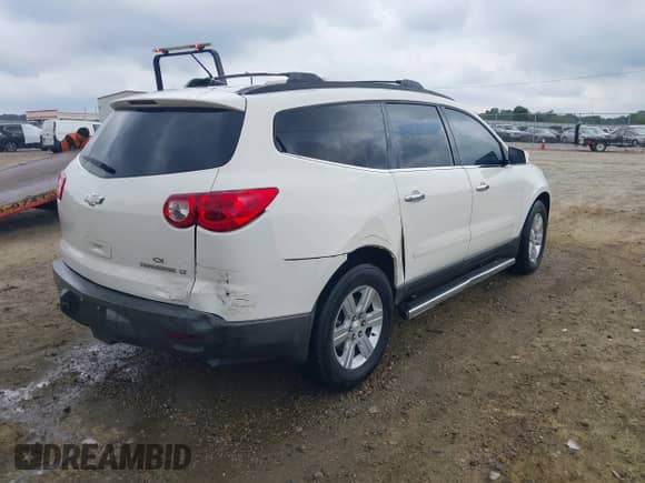 2012 Chevrolet Traverse 1LT z VIN 1GNKRGED5CJ393745, wystawiony jako IAAI lot #43017419 z przebiegiem 178 416 mil mil oraz . Historia ofert i sprzedaży dostępna na DreamBid. Obrazek 6.