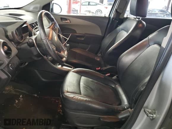 2013 Chevrolet Sonic LTZ z VIN 1G1JE5SH3D4123997, wystawiony jako Copart lot #45868825 z przebiegiem 120 913 mil mil oraz Szkoda całkowita • Salvage title. Historia ofert i sprzedaży dostępna na DreamBid. Obrazek 7.