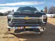 2024 Chevrolet Silverado 3500HD LTZ z VIN 1GC4YUEY0RF270095, wystawiony jako Copart lot #82200454 z przebiegiem 12 758 mil mil oraz Szkoda całkowita • Salvage title. Historia ofert i sprzedaży dostępna na DreamBid. Obrazek 5.