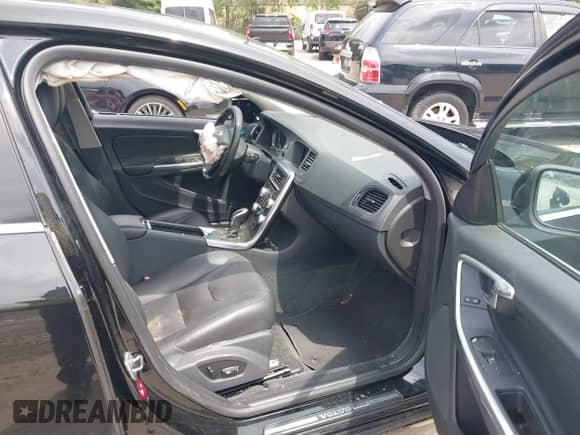2016 Volvo S60 T5 Drive-E Premier z VIN YV126MFKXG2390847, wystawiony jako IAAI lot #42647884 z przebiegiem 115 397 mil mil oraz . Historia ofert i sprzedaży dostępna na DreamBid. Obrazek 5.