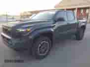 2024 Toyota Tacoma SR5 z VIN 3TMLB5JN8RM080821, wystawiony jako IAAI lot #43198796 z przebiegiem 13 169 mil mil oraz . Historia ofert i sprzedaży dostępna na DreamBid. Obrazek 18.