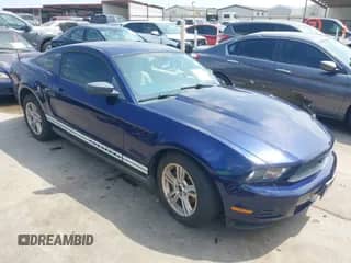 2010 Ford Mustang V6 z VIN 1ZVBP8AN8A5101608, wystawiony jako IAAI lot #42347225 z przebiegiem 54 680 mil mil oraz . Historia ofert i sprzedaży dostępna na DreamBid. Obrazek 1.