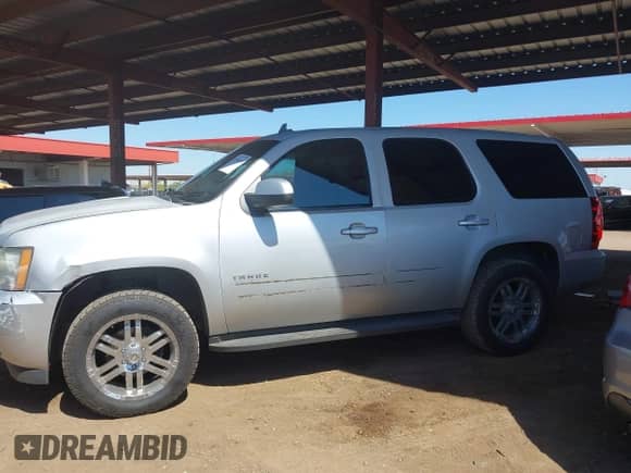 2013 Chevrolet Tahoe LS z VIN 1GNSCAE03DR179027, wystawiony jako IAAI lot #42096434 z przebiegiem 205 143 mil mil oraz . Historia ofert i sprzedaży dostępna na DreamBid. Obrazek 14.