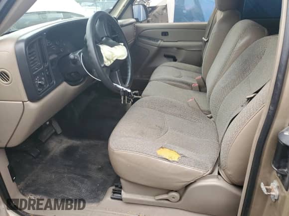 2005 Chevrolet Silverado 1500 Work Truck z VIN 1GCEC19V25Z222771, wystawiony jako Copart lot #81264215 z przebiegiem 179 441 mil mil oraz Czysty tytuł • Clean title. Historia ofert i sprzedaży dostępna na DreamBid. Obrazek 7.