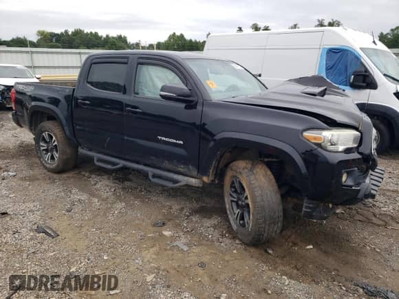 2017 Toyota Tacoma TRD Off Road z VIN 5TFCZ5AN9HX076667, wystawiony jako Copart lot #66468115 z przebiegiem 144 013 mil mil oraz Szkoda całkowita • Salvage title. Historia ofert i sprzedaży dostępna na DreamBid. Obrazek 4.