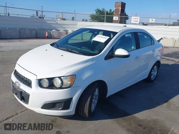 2013 Chevrolet Sonic LT z VIN 1G1JC5SG1D4163184, wystawiony jako IAAI lot #43299118 z przebiegiem 131 205 mil mil oraz . Historia ofert i sprzedaży dostępna na DreamBid. Obrazek 18.