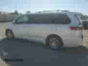 2017 Toyota Sienna XLE z VIN 5TDYZ3DC6HS879995, wystawiony jako Copart lot #81698245 z przebiegiem 32 089 mil mil oraz Szkoda całkowita • Salvage title. Historia ofert i sprzedaży dostępna na DreamBid. Obrazek 2.