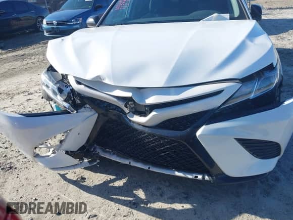 2020 Toyota Camry SE z VIN 4T1G11AK1LU964407, wystawiony jako IAAI lot #43108552 z przebiegiem 68 960 mil mil oraz . Historia ofert i sprzedaży dostępna na DreamBid. Obrazek 6.