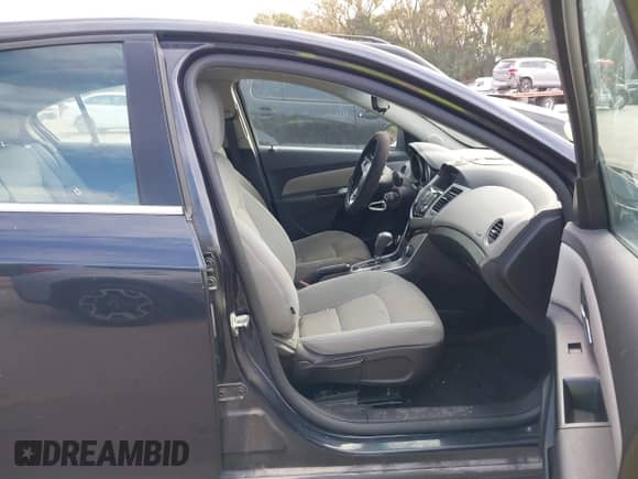 2014 Chevrolet Cruze 1LT с VIN 1G1PC5SB3E7382923, выставлен на аукционе IAAI как лот 43488878 с пробегом 130 527 миль миль и . История ставок и продаж доступна на DreamBid. Изображение 5.