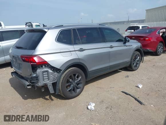 2022 Volkswagen Tiguan SE with VIN 3VV3B7AX5NM042469, listed as a IAAI auction lot 42642445 with 76,461 mi miles and . Bid and sale history available at DreamBid. Image 4.