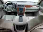 2010 Chevrolet Suburban LT z VIN 1GNUCJE05AR210539, wystawiony jako Copart lot #54875855 z przebiegiem 166 305 mil mil oraz Czysty tytuł • Clean title. Historia ofert i sprzedaży dostępna na DreamBid. Obrazek 8.