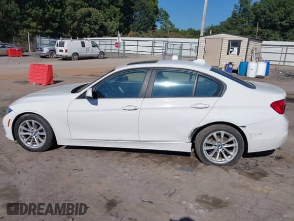 2018 BMW 3 Series 320i xDrive с VIN WBA8E5G52JNU47448, выставлен на аукционе IAAI как лот 43154523 с пробегом 103 558 миль миль и . История ставок и продаж доступна на DreamBid. Изображение 14.