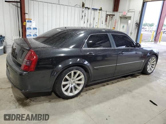 2006 Chrysler 300 C SRT-8 z VIN 2C3LA73W26H242915, wystawiony jako Copart lot #56929214 z przebiegiem 190 677 mil mil oraz Czysty tytuł • Clean title. Historia ofert i sprzedaży dostępna na DreamBid. Obrazek 3.