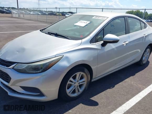 2017 Chevrolet Cruze LT z VIN 1G1BE5SMXH7102487, wystawiony jako IAAI lot #43137626 z przebiegiem 166 533 mil mil oraz . Historia ofert i sprzedaży dostępna na DreamBid. Obrazek 2.