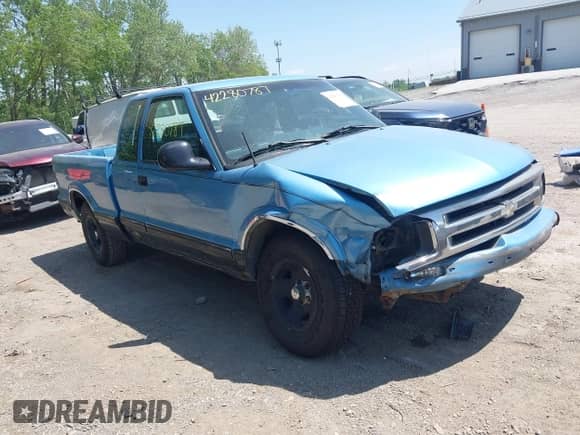 1996 Chevrolet S-10 LS z VIN 1GCCS19X8TK187767, wystawiony jako IAAI lot #42280787 z przebiegiem 144 507 mil mil oraz . Historia ofert i sprzedaży dostępna na DreamBid. Obrazek 1.