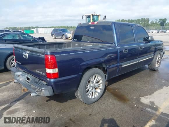 2005 Chevrolet Silverado 1500 LS z VIN 2GCEC13T751113285, wystawiony jako IAAI lot #43371745 z przebiegiem 231 600 mil mil oraz . Historia ofert i sprzedaży dostępna na DreamBid. Obrazek 4.