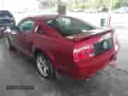 2006 Ford Mustang GT Deluxe z VIN 1ZVFT82H765156662, wystawiony jako IAAI lot #43391359 z przebiegiem 62 554 mil mil oraz . Historia ofert i sprzedaży dostępna na DreamBid. Obrazek 3.