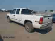 2002 GMC Sierra 1500 SLE z VIN 1GTEK19T12E198855, wystawiony jako IAAI lot #42923074 z przebiegiem 317 702 mil mil oraz . Historia ofert i sprzedaży dostępna na DreamBid. Obrazek 3.