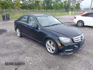 2011 Mercedes-Benz C 300 Sport z VIN WDDGF8BB5BR173852, wystawiony jako IAAI lot #42949006 z przebiegiem 148 420 mil mil oraz . Historia ofert i sprzedaży dostępna na DreamBid. Obrazek 1.